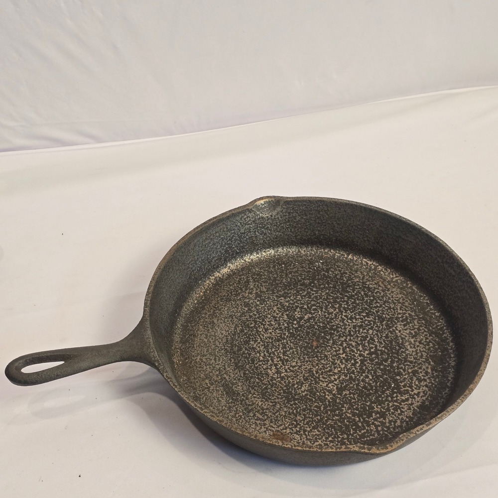 Vintage Unmarked Cast Iron Skillet 10.5 Inch Round Pan with Heat Ring No 8